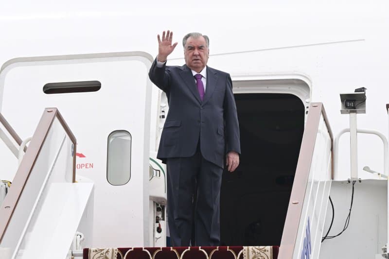 Президент Республики Таджикистан Эмомали Рахмон отбыл с рабочим визитом в Республику Казахстан