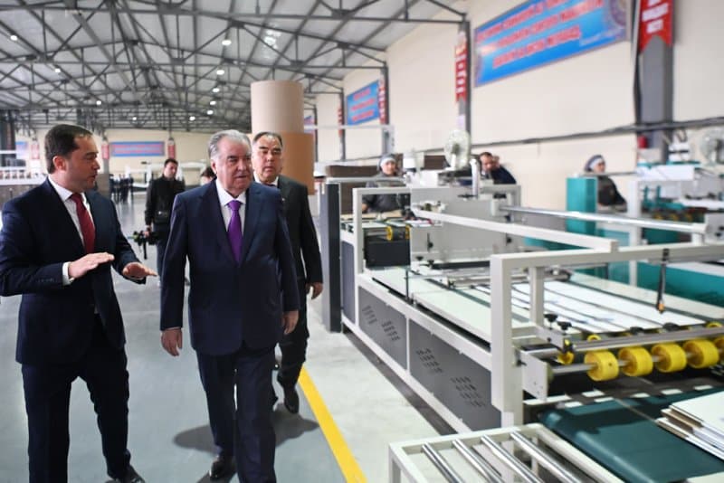 Президент Республики Таджикистан Эмомали Рахмон в Бободжон Гафуровском районе дал старт производственному процессу на предприятии по выпуску картонных коробок