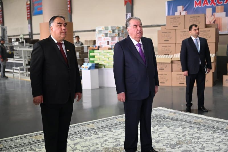Пешвои миллат Эмомалӣ Раҳмон ба таври фосилавӣ Маркази савдо ва хизматрасонии “Раҳимӣ” дар деҳоти Хистеварз ва корхонаи парандапарварӣ дар деҳоти Исфисорро ифтитоҳ намуданд
