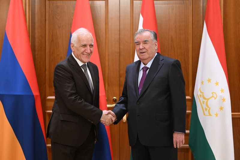Emomali Rahmon and Vahagn Khachaturyan Discuss Strengthening Tajik–Armenian Ties in Astana