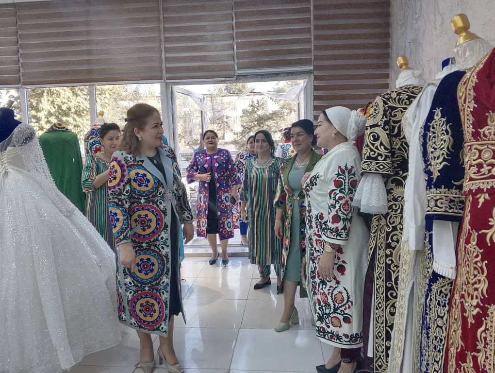 Визит Председателя Комитета по делам женщин и семьи при Правительстве Республики Таджикистан Бунафша Файзиддинзодой к деятельности обладателя президентского гранта 2022 года из города Куляб Мавлуды Сафаровой