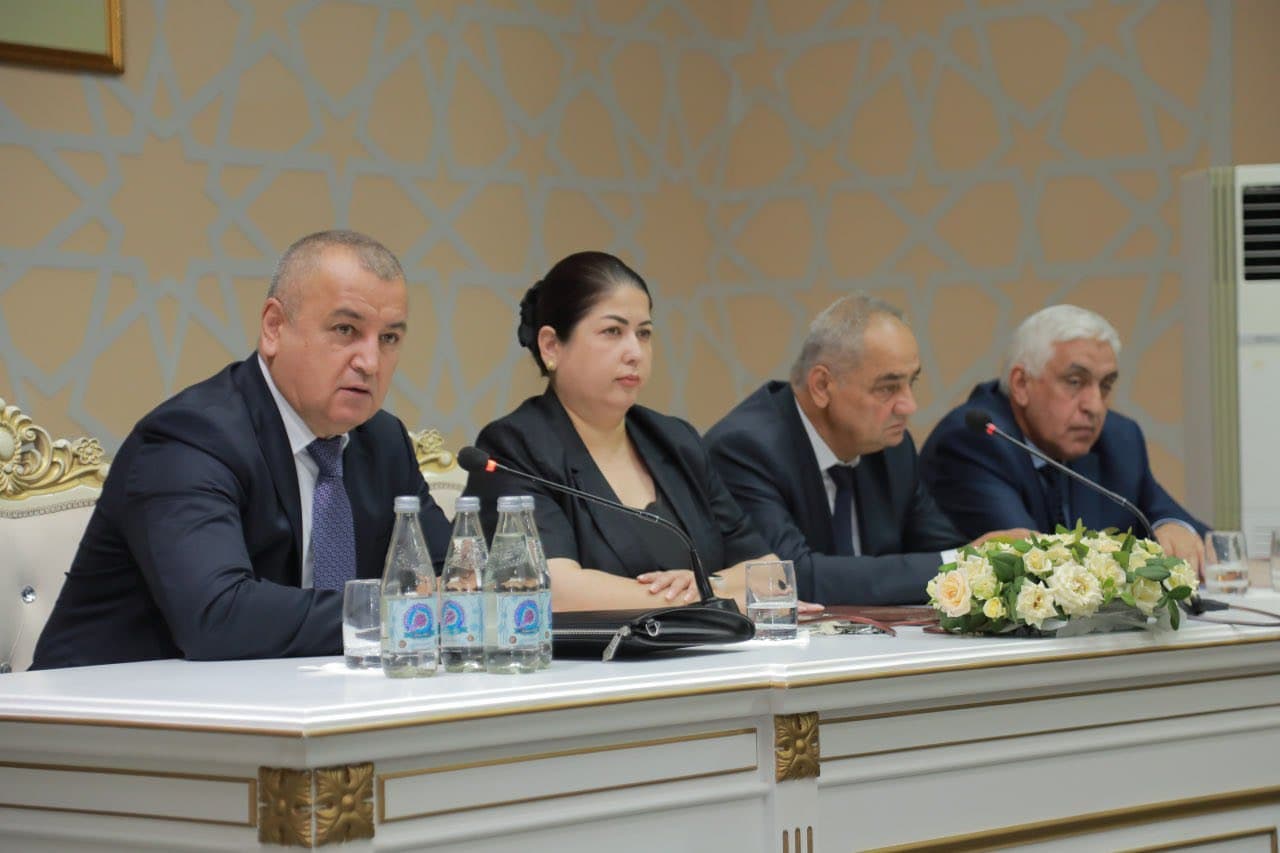 Вазири адлия бо сокинони шаҳри Бӯстон ҷиҳати шарҳу тавзеҳоти тағйиру иловаҳо ба кодексҳои ҷиноятӣ ва ҳуқуқвайронкунии маъмурӣ вохӯрӣ доир намуд