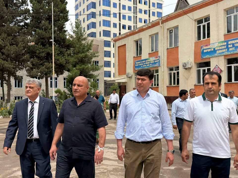 Представитель Правительства Республики Таджикистан в городе Бохтар ознакомился с ходом строительства дополнительного корпуса и проектом футбольной площадки при образовательном учреждении №8