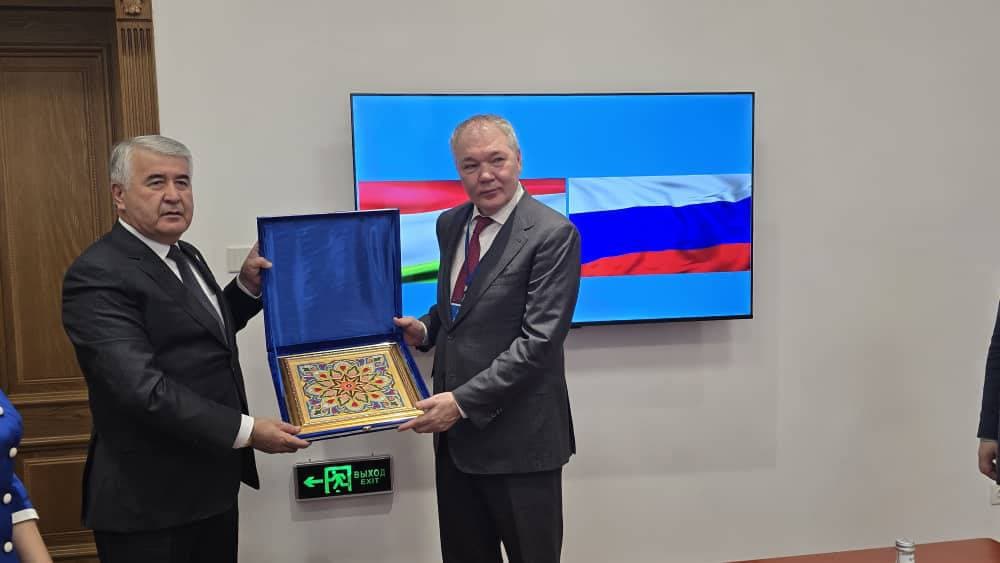 Гулзода Маҳмадшоҳ  бо Раиси Кумитаи Думаи давлатии Федератсияи Россия оид ба корҳои ИДМ, ҳамгироии авруосиё  ва робита бо ҳамватанон Леонид  Калашников мулоқот намуд