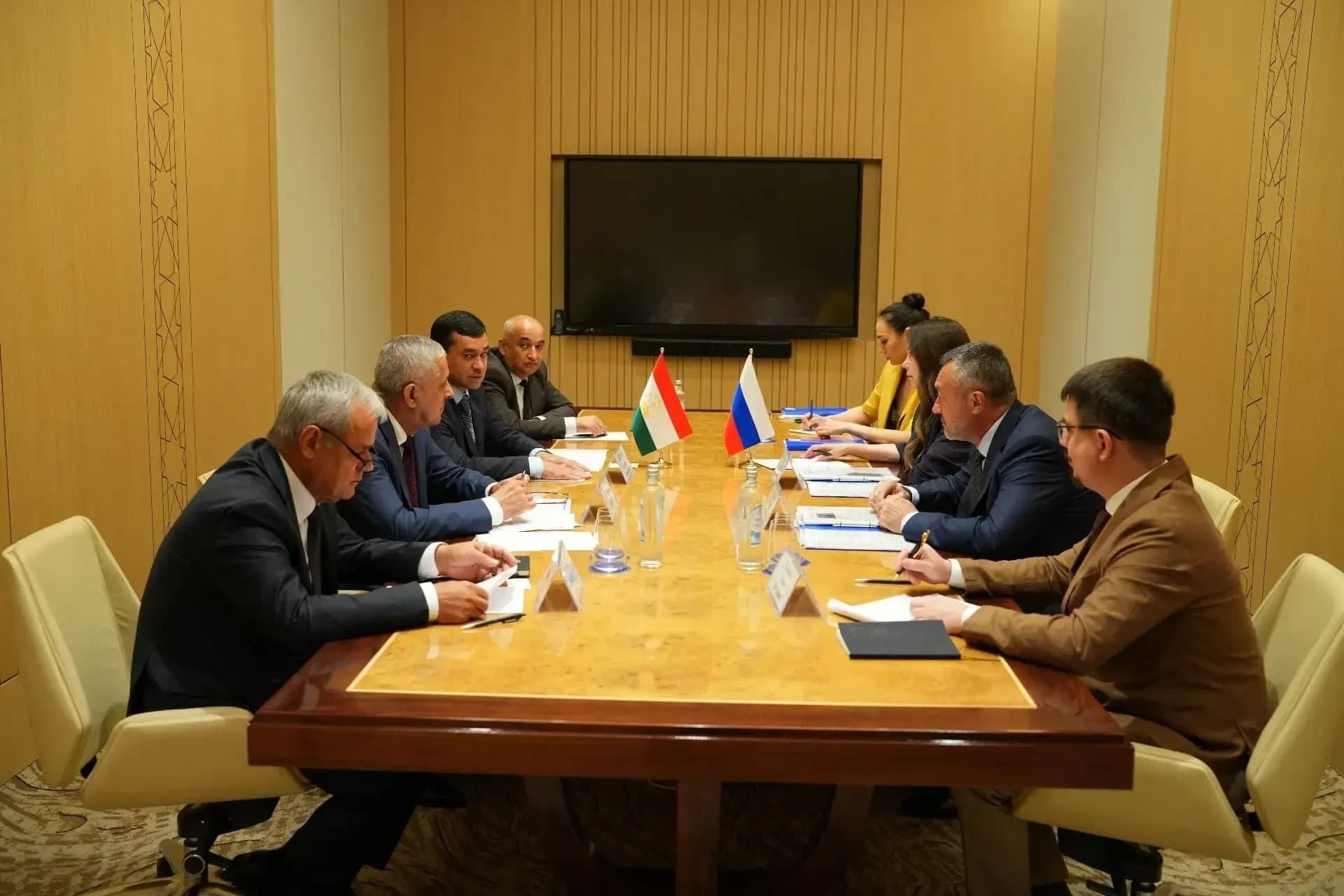 МУЛОҚОТИ МУОВИНИ ВАЗИРИ МЕҲНАТ, МУҲОҶИРАТ ВА ШУҒЛИ АҲОЛИИ ҶУМҲУРИИ ТОҶИКИСТОН ШАРИФ НОРЗОДА БО  РАИСИ КОМИССИЯИ ДУМАИ ДАВЛАТИИ МАҶЛИСИ ФЕДЕРАЛИИ ФЕДЕРАТСИЯИ РУСИЯ ВИКТОР ПИНСКИЙ