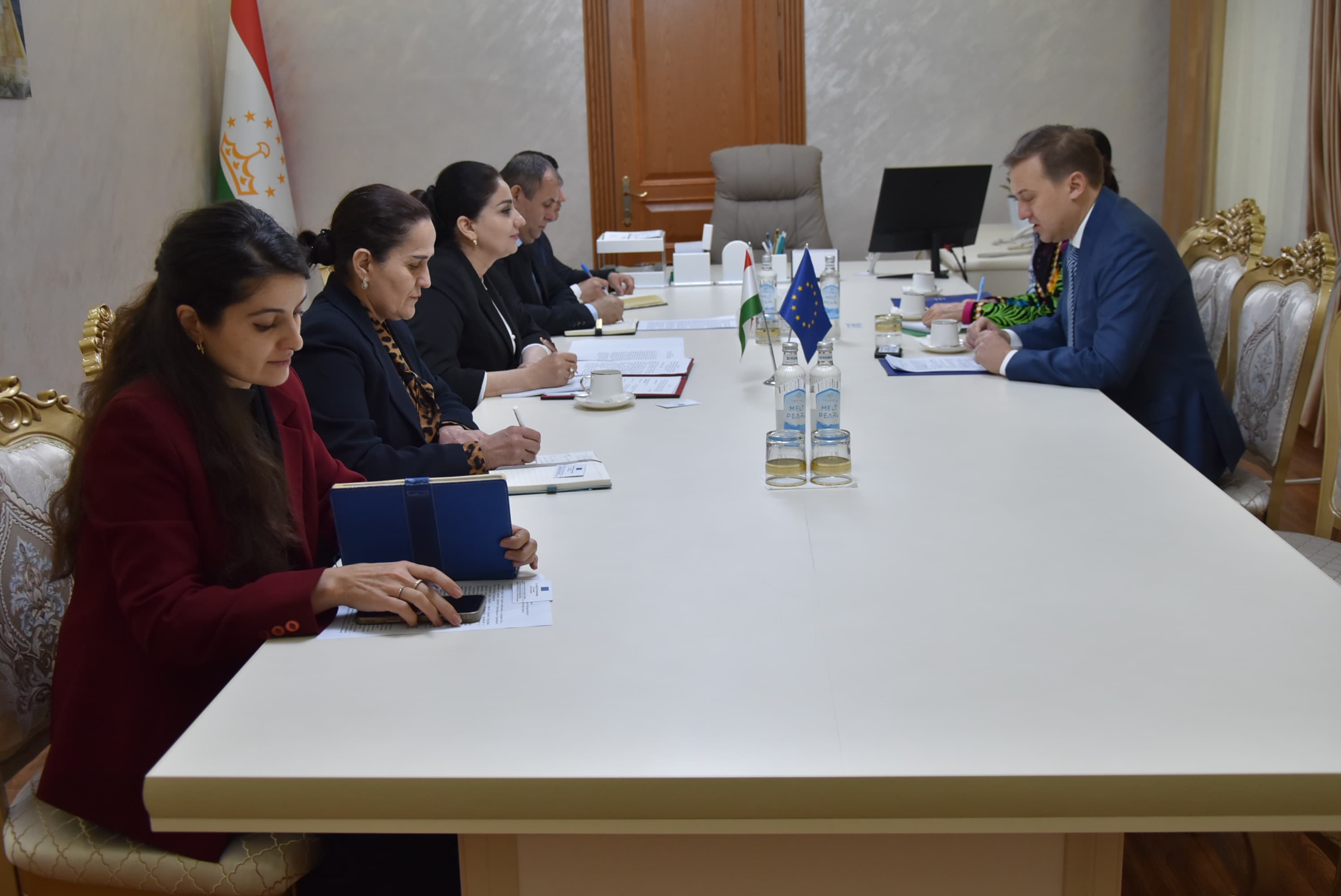 МУЛОҚОТИ ВАЗИРИ МЕҲНАТ, МУҲОҶИРАТ ВА ШУҒЛИ  АҲОЛИИ ҶУМҲУРИИ ТОҶИКИСТОН  БО РОҲБАРИ НАМОЯНДАГИИ  ИТТИҲОДИ АВРУПО ДАР ТОҶИКИСТОН