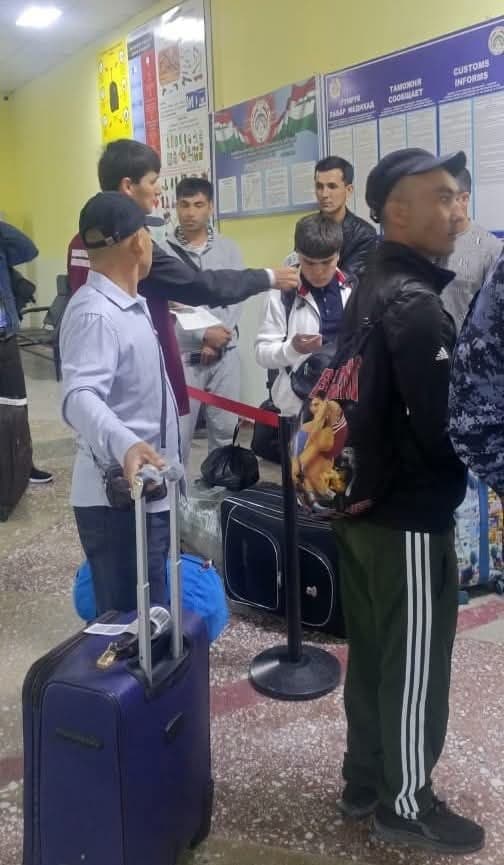 СУҲБАТУ ВОХӮРӢ БО МУҲОҶИРОНИ МЕҲНАТӢ ДАР “ФУРУДГОҲИ БАЙНАЛМИЛАЛИИ БОХТАР” ИДОМА МЕЁБАД.