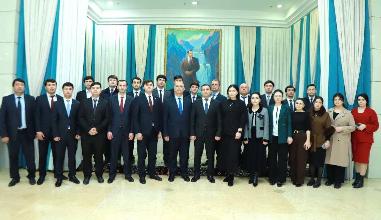 Боздиди кормандони Саридораи ҳифзи сирри давлатӣ аз Осорхонаи миллӣ
