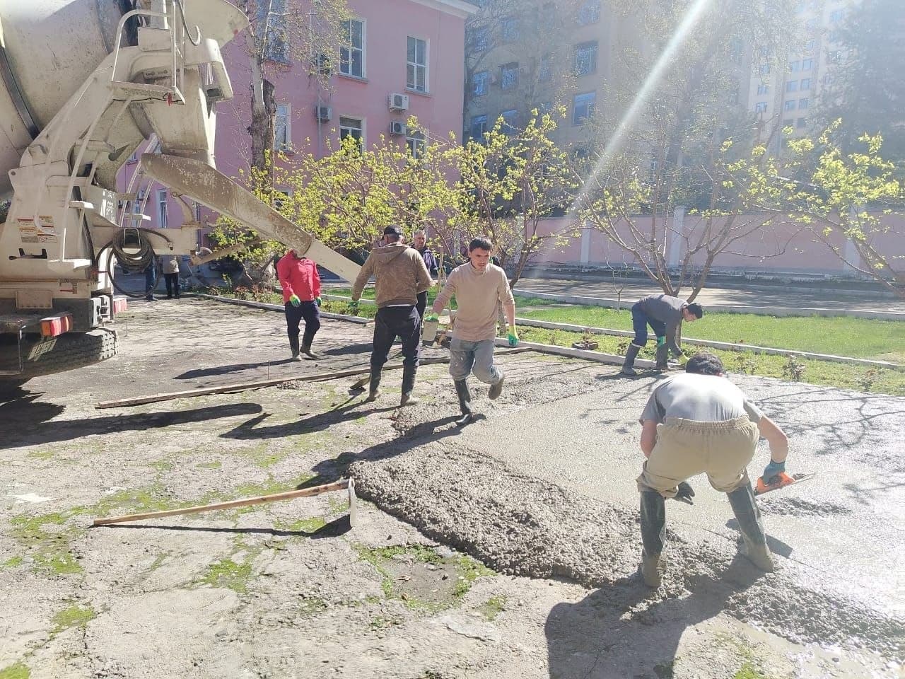 Сегодня в Службе государственного надзора за безопасностью работ в промышленности и горном секторе при Правительстве Республики Таджикистан в честь праздника Международного Навруза проводятся масштабные работы по благоустройству и озеленению.
