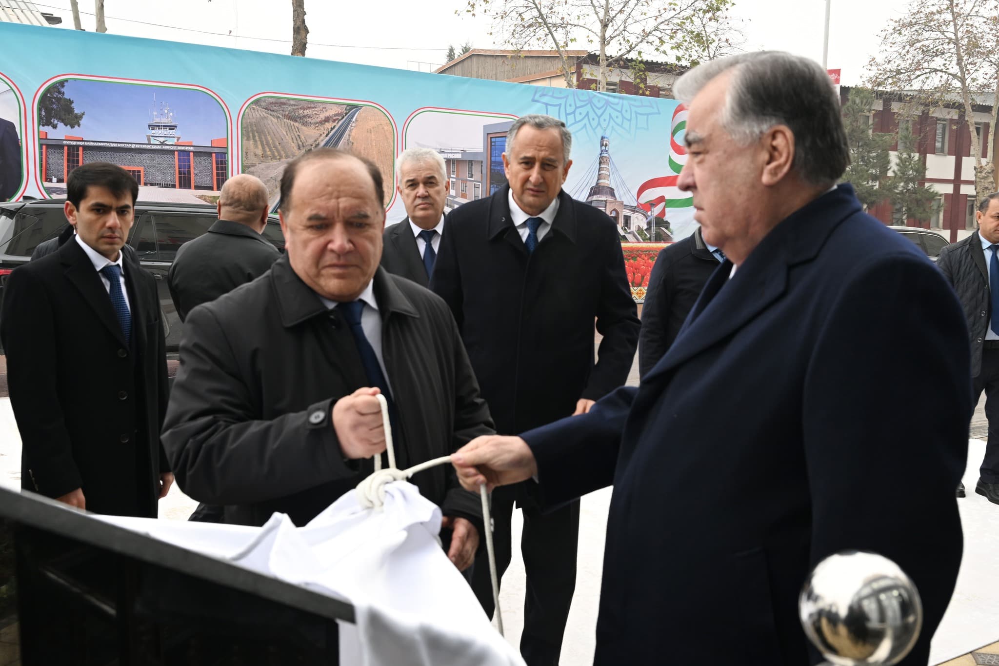МУЛОҚОТ БО ЯТИМОНИ КУЛЛ, ХОНАНДАГОНИ БОЛАЁҚАТ, ҒОЛИБОНИ ОЗМУНҲОИ ҶУМҲУРИЯВӢ ДАР ШАҲРИ БОХТАР ВА ТАҚДИМИ ТУҲФАҲО БА ОНҲО 25.12.2025