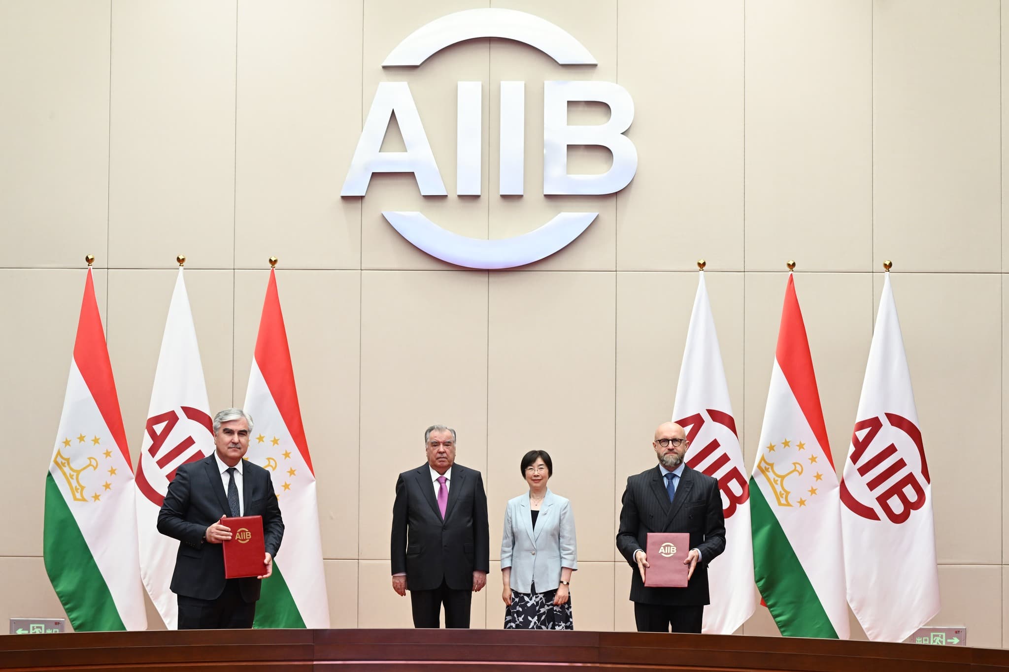 МУЛОҚОТ БО ПРЕЗИДЕНТИ БОНКИ ОСИЁИИ САРМОЯГУЗОРИҲОИ ИНФРАСОХТОРӢ (AIIB) ЗОУ ҶИАЙИ