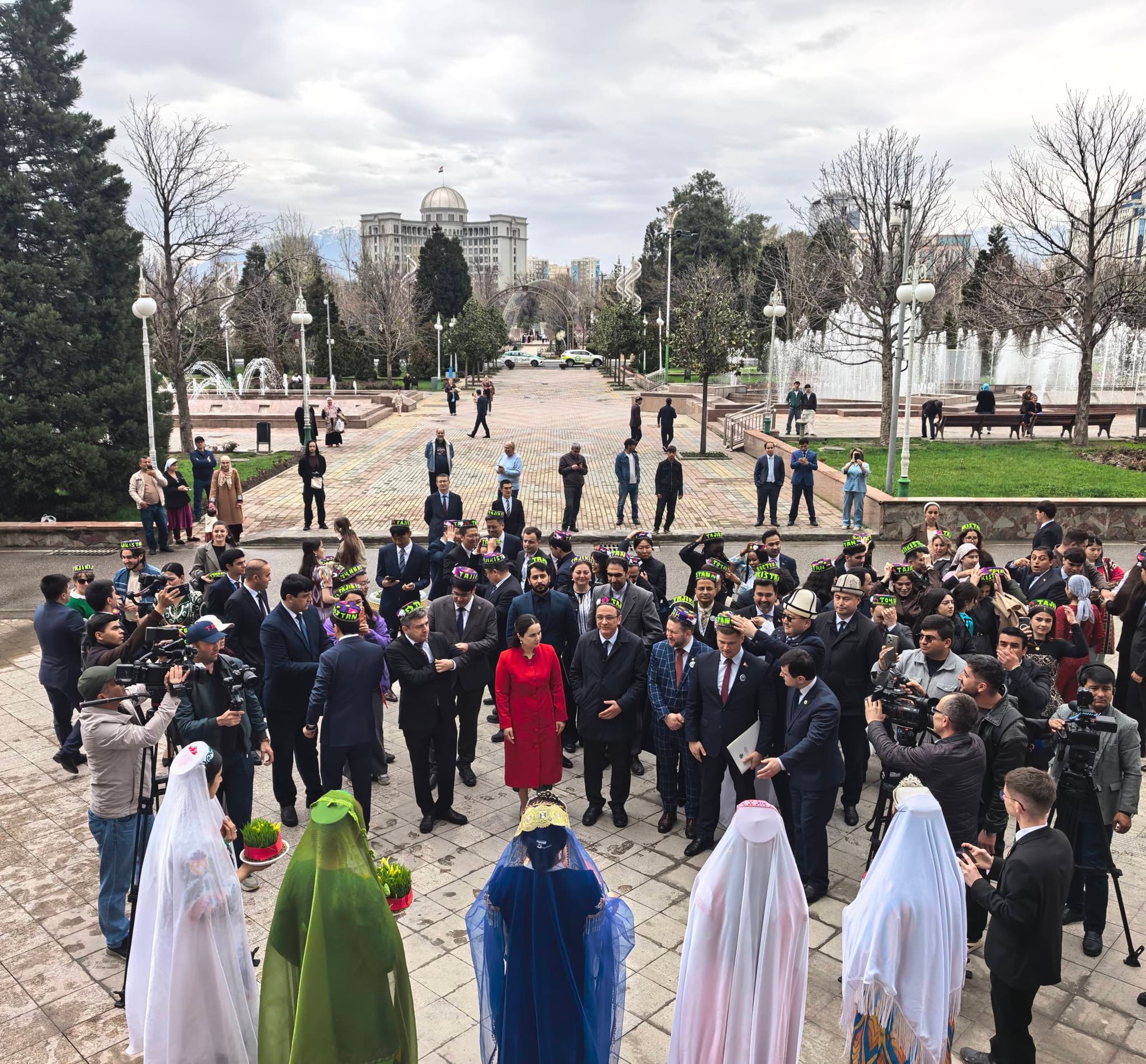 ИШТИРОКИ ҶАВОНОНИ ХОРИҶ ДАР НАМОШИ ҲУНАРҲОИ МАРДУМӢ