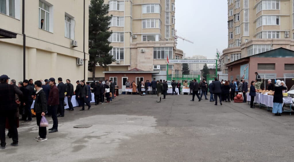 Ярмарка-продажа продуктов питания, посвящённая наступлению Нового года, для сотрудников Академии наук сельского хозяйства Таджикистана и её подведомственных учреждений.