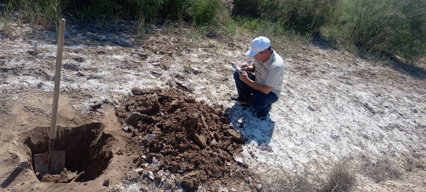 Фотоотчёт о ходе отбора образцов почвы с земель ООО «Усто», расположенных в джамоате Кухандиёр города Канибадам, для проведения химического и агрохимического анализа.