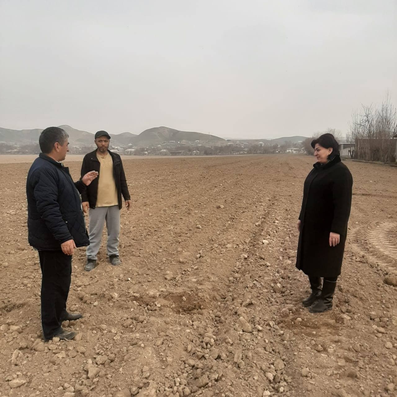 ЛЕВАКАНТ: РАИСИ  ШАҲРИ  ЛЕВАКАНТ  АЗ  РАФТИ  КИШТИ  КАРТОШКАВУ  ПИЁЗ  ДАР  ҶАМОАТИ  ДЕҲОТИ  ГУЛИСТОН  БОЗДИД  НАМУД