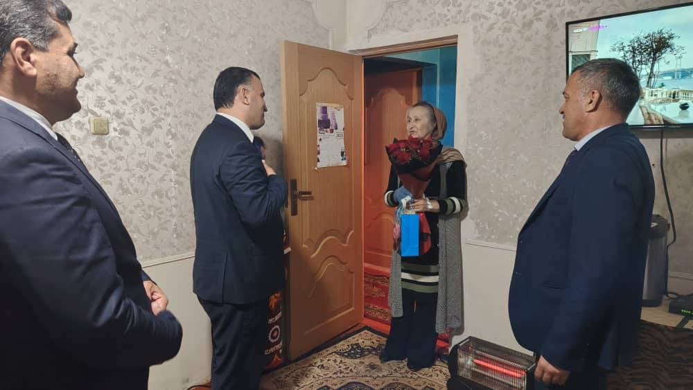 АЁДАТИ СОБИҚАДОРОНИ СОҲАИ МАОРИФ ДАР АРАФАИ РӮЗИ МОДАР