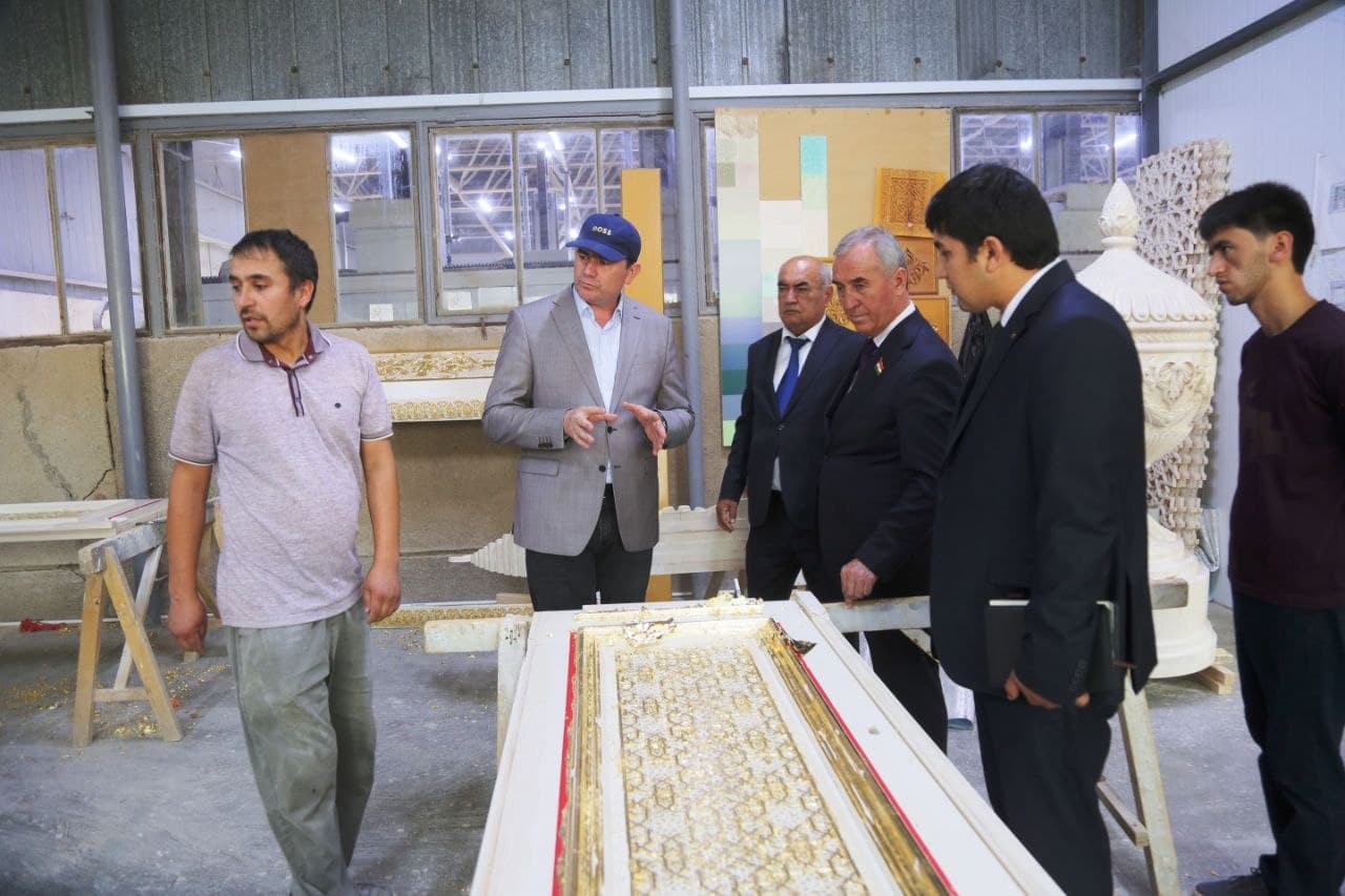 CHCHAIRMAN OF THE COMMITTEE FOR LOCAL DEVELOPMENT VISITS SHAMSI ORIYON LLC WOOD CARVING ENTERPRISE IN ISTARAVSHAN