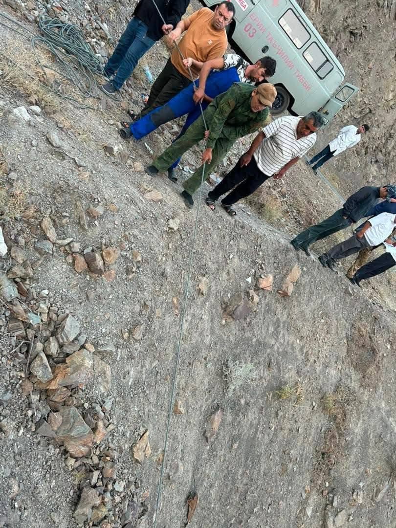 КЧС: В АЙНИНСКОМ РАЙОНЕ СПАСАТЕЛИ ИЗВЛЕКЛИ ВОДИТЕЛЯ ИЗ АВТОМОБИЛЯ, УПАВШЕГО В УЩЕЛЬЕ