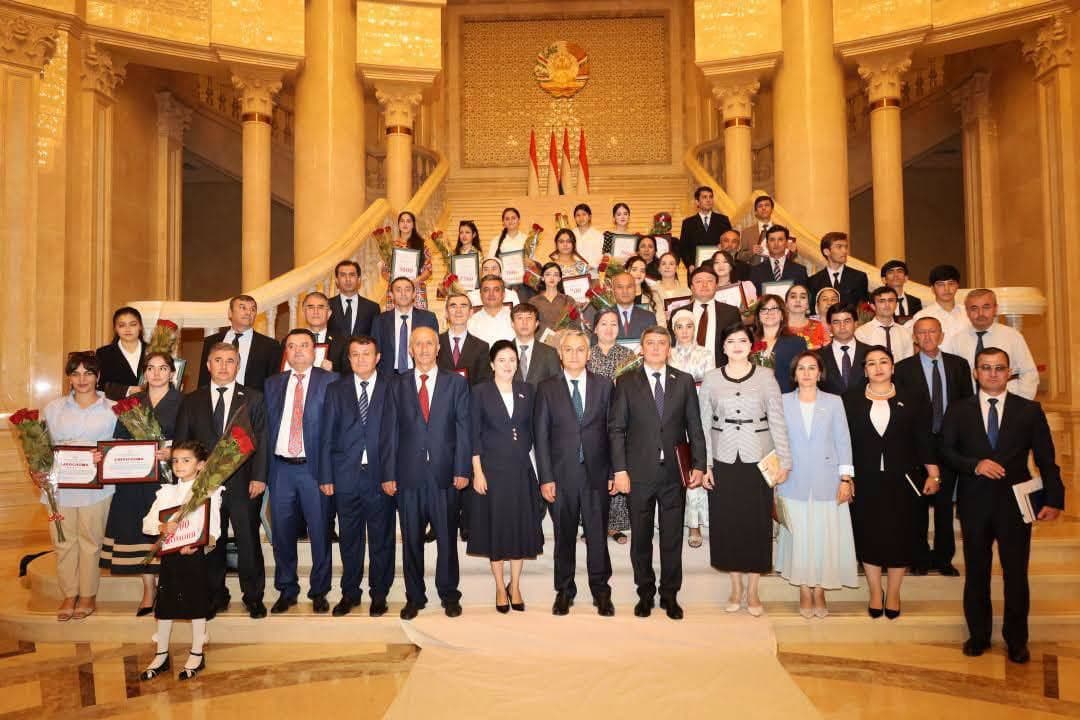 Кормандони Институти омӯзиши пиряхҳо ва криосфераи АМИТ бо сипоснома қадрдонӣ гардиданд