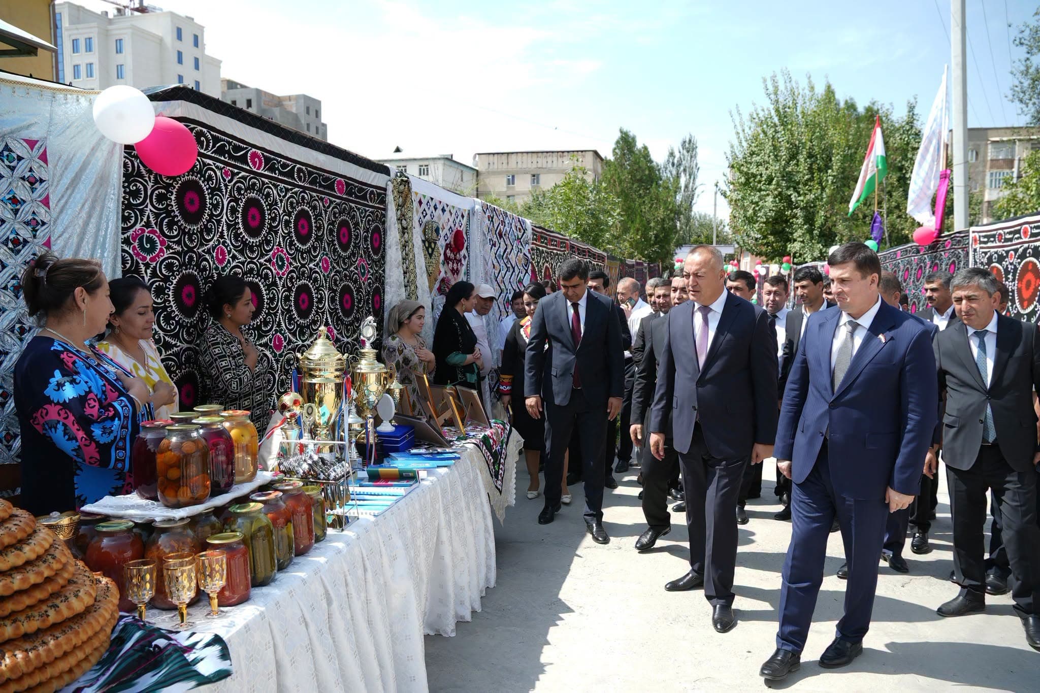 ИШТИРОКИ НАМОЯНДАИ ҲУКУМАТИ ҶУМҲУРИИ ТОҶИКИСТОН ДАР ТАНТАНАҲОИ ИДОНАИ ҶАШНИ 35 - СОЛАГИИ ИСТИҚЛОЛИ ДАВЛАТӢ ДАР ХОНАИ ПИРОНСОЛОН ВА МАЪЮБОНИ ШАҲРИ ПАНҶАКЕНТ
