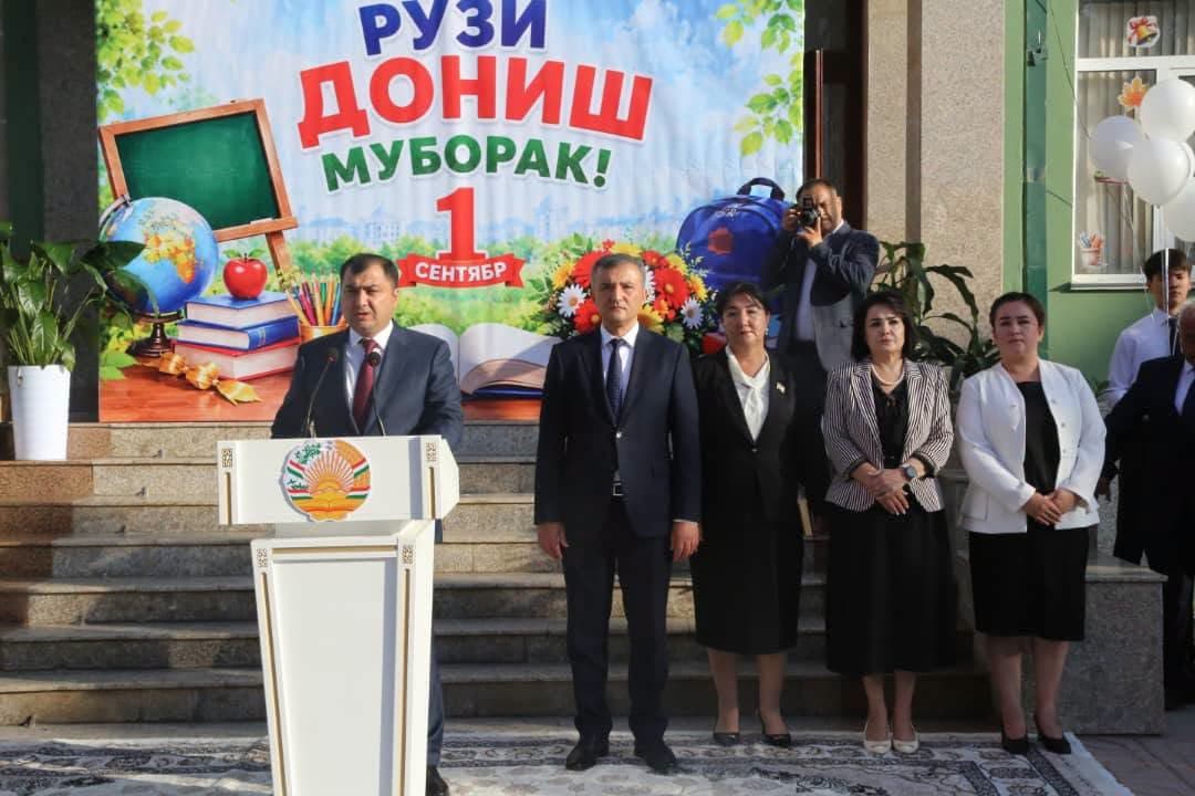 Раиси ноҳия ҷомеаи меҳнатӣ ва хонандагонро бо Рӯзи дониш муборакбод намуд