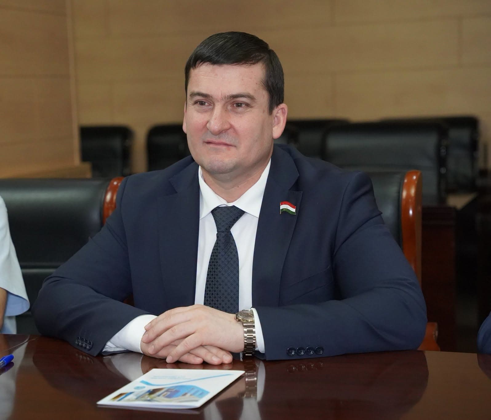 МУЛОҚОТИ ПРЕЗИДЕНТИ АМИТ БО ҲАЙКАЛТАРОШИ МАЪРУФИ ТОҶИКТАБОР АЗ ОЛМОН БАРАҲНА МАЪСУМ