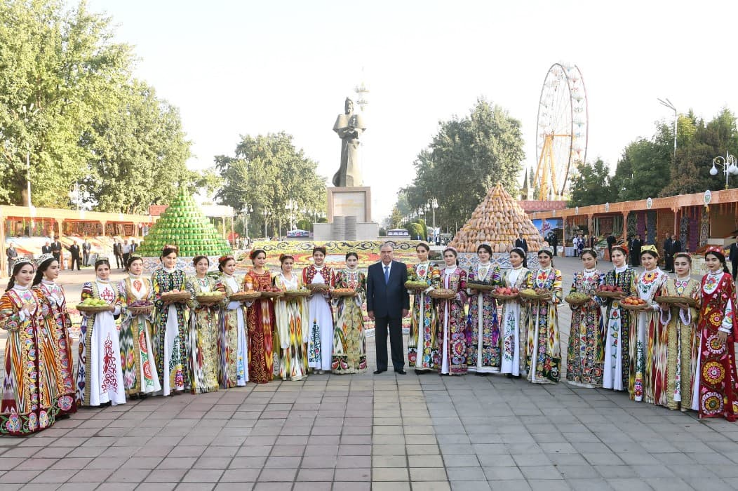 Visit to the exhibition of industrial and agricultural products, as well as folk crafts of the residents of the city of Dushanbe and Sughd Region.