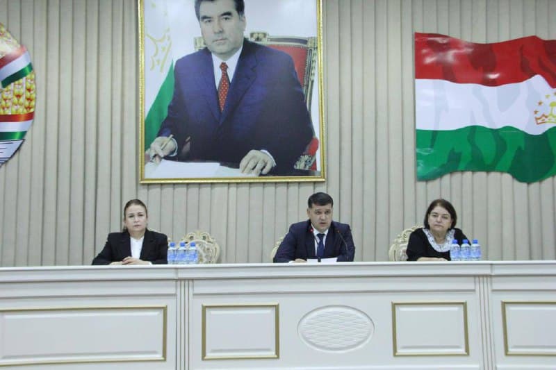 ВОХӮРИИ НАМОЯНДАИ ҲУКУМАТИ ҶУМҲУРИИ ТОҶИКИСТОН ДАР НОҲИЯИ ИСМОИЛИ СОМОНӢ, РАИСИ КУМИТАИ КОР БО ЗАНОН ВА ОИЛАИ НАЗДИ ҲУКУМАТИ ҶУМҲУРИИ ТОҶИКИСТОН ФАЙЗИДДИНЗОДА БУНАФША БО РОҲБАРОНИ ТАШКИЛОТУ МУАССИСАҲО ВА ФАЪОЛОНИ ҲУДУДИ НОҲИЯ