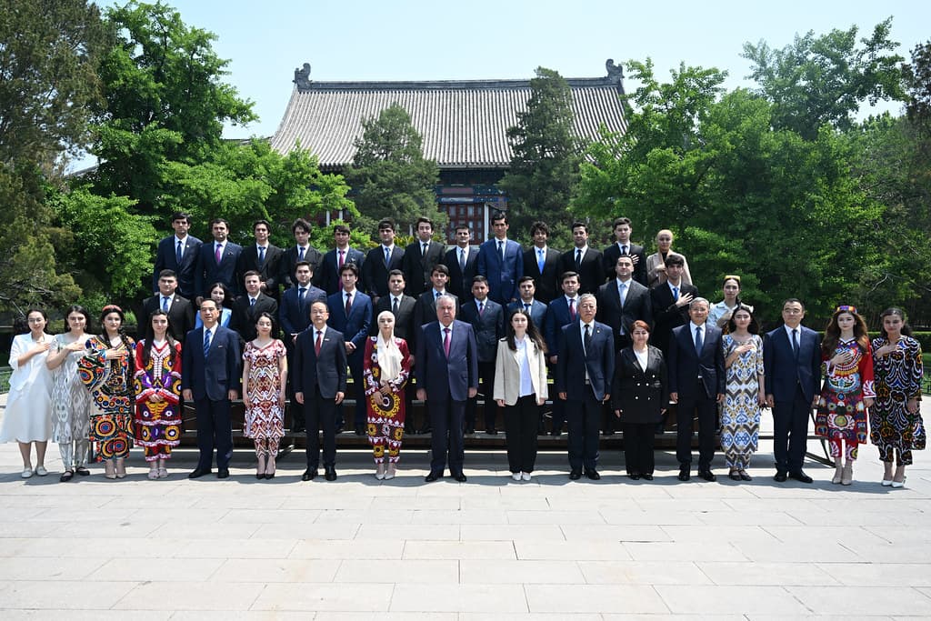 Awarding of the title of Honorary Professor of Peking University and meeting with the university administration and students