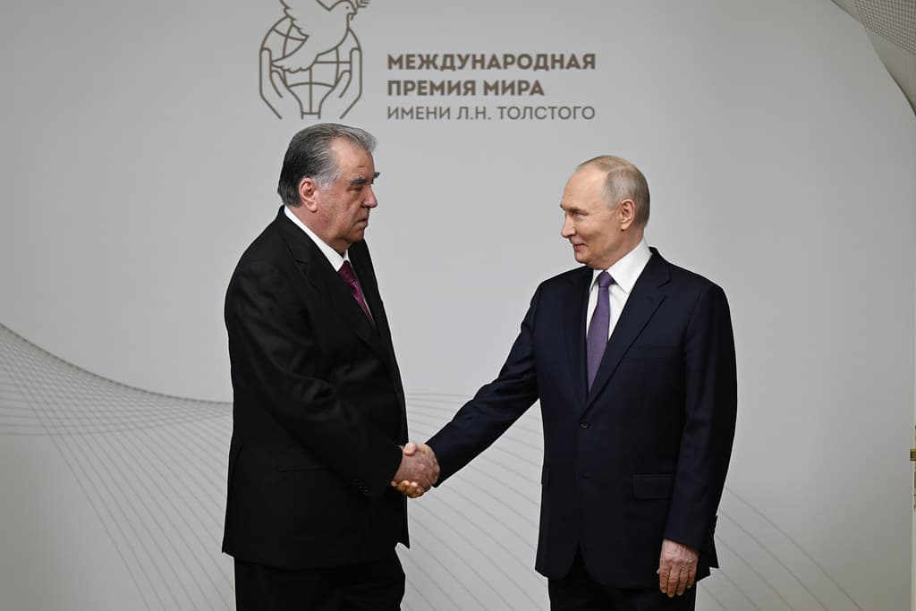 Церемония награждения Международной премией мира имени Льва Толстого