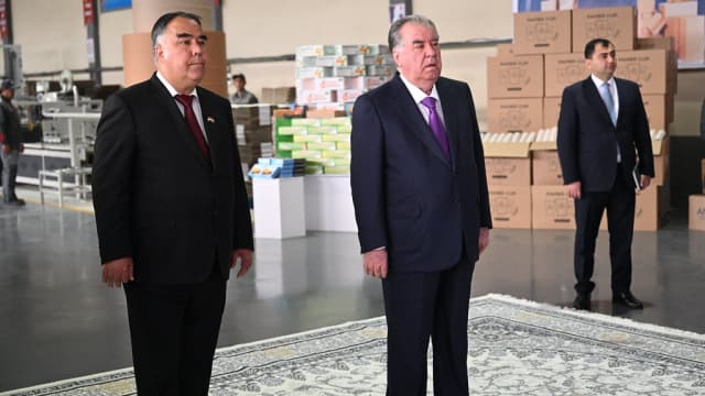 Дистанционное открытие торгово-сервисного центра, птицеводческого предприятия и ознакомление с развитием шпалерного виноградника в Бободжон Гафуровском районе
