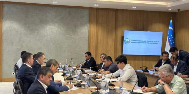 Ғалаба бар фашизм ҷашни муқаддас буда, инсониятро огоҳ месозад, ки барои тақдири сулҳ ва фазои орому осуда масъулияти бештаре дошта бошад. Бо гузашти замон беш аз пеш аён мегардад, ки ҳеҷ яки мо ҳуқуқи маънавии фаромӯш кардани оқибатҳои ҷангу хунрезиҳо, саҳифаҳои талхи таърих ва гузаштаи фоҷиабори худро надорем.                                                    Эмомалӣ Раҳмон  Ҳарчанд ки солҳои мудҳиши Ҷанги Бузурги Ватанӣ аз мо дур мешаванд, корнамоиҳо ва ҷоннисориҳои фарзандони ҷасури халқи Иттиҳоди Ҷумҳуриҳои Шӯравии Сотсиалистӣ (ИҶШС), аз ҷумла шаҳрвандони Ҷумҳурии Тоҷикистон, бо гузашти вақт боз ҳам возеҳтару равшантар ба назар мерасанд. Ҳамасола 9-уми май – Рӯзи Ғалаба бар фашизмро мардуми сулҳпарвари ҷаҳон бо ифтихору тантана таҷлил мекунанд.  Ҷанги Бузурги Ватанӣ яке аз саҳифаҳои пурфоҷеа, вале ҳамзамон пуршараф ва саршор аз қаҳрамониҳо дар таърихи халқи тоҷик ба шумор меравад. Германияи фашистӣ 22 июни соли 1941, соати 4-и субҳ, бе эълони ҷанг ва аҳдшиканона ба Иттиҳоди Шӯравӣ ҳуҷум кард. Бо ин, Ҷанги Бузурги Ватании халқҳои ИҶШС (1941–1945) оғоз ёфт. Роҳбарони сиёсӣ ва ҳарбии Германияи фашистӣ, дар таҳияи нақшаи ҷанги зидди ИҶШС, 18 декабри соли 1940 директиваи №21-ро, ки бо номи рамзии «Барбаросса» маъруф аст, тасдиқ намуданд. Нақшаи «Барбаросса» бар асоси стратегия ва тактикаи ҷанги «барқосо» таҳия шуда буд. Мақсад аз он – бо як зарбаи пурзӯри ногаҳонӣ Армияи Сурхро несту нобуд кардан ва дар муҳлати кӯтоҳ то хатти Архангелск – Волга пеш рафтан ва хоки зиёди ИҶШС -ро ишғол намудан буд.  Барои амалӣ сохтани ин нақша, Германияи фашистӣ ва муттаҳидонаш қувваҳои бузургеро сафарбар карданд: 190 дивизия, 18 бригада (дар маҷмӯъ беш аз 5,5 миллион нафар), 3700 танк, зиёда аз 47 ҳазор тӯпу миномёт ва тақрибан 5000 ҳавопаймо. Аз тарафи дигар, Иттиҳоди Шӯравӣ дар оғози ҷанг 2,9 миллион сарбоз, тақрибан 1800 танк ва 1540 ҳавопаймои муосир дар ихтиёр дошт.  Ин ҷанг 1418 шабонарӯз идома ёфта, аз рӯи ҳаҷму андоза бузургтарин фоҷиаи инсоният дар асри XX маҳсуб мешавад. Дар он беш аз 70 кишвари дунё иштирок намуданд ва амалҳои ҷангӣ ҳудуди зиёда аз 40 давлатро фаро гирифт. Беш аз 110 миллион нафар сафарбар шуданд ва зиёда аз нисфашон ҷонро дар роҳи озодии башар фидо карданд.  Тоҷикистон, ки он замон ҷузъи ҷудонопазири ИҶШС буд, дар ин ҷанг саҳми арзишманду таърихӣ гузошт. Зиёда аз 300 ҳазор шаҳрванди кишвар ба майдони ҷанг сафарбар шуданд, ки 50 фоизи аҳолии қобили меҳнати кишварро ташкил медод. Беш аз 100 ҳазор нафари онҳо дар муҳорибаҳо қурбон шуда, зиёда аз 40 ҳазор беному нишон гардиданд ва 60 ҳазор нафари дигар аз ҷанг бо маъюбият баргаштанд. Онҳо бо мардонагиву шуҷоат, паҳлу ба паҳлуи дигар халқу миллатҳои ИҶШС, зидди истилогарони фашистӣ мубориза бурданд. Мардуми тоҷик дар баробари набард дар фронт, дар ақибгоҳ низ дар таъмини ғалаба саҳми бузург гузоштанд – ғаллаву озуқа, сару либос, пул ва дигар маводи заруриро барои фронт фиристода, қаҳрамонӣ нишон доданд.  Ҳамчунин, солҳои ҷанг беш аз 100 ҳазор нафар гурезагон, аксаран занону кӯдакон, аз минтақаҳои ҷангзада ба Тоҷикистон кӯчонида шуданд. Мардуми мо онҳоро мисли фарзандони худ пазируфт, барояшон шароити зиндагӣ фароҳам овард ва ба онҳо сарпаноҳ дод.  Дар натиҷаи ин муборизаи дастаҷамъона, мардуми тоҷик дар баробари дигар халқҳои шӯравӣ бо ордену медалҳо қадрдонӣ шуданд: 58 ҳазор нафар сарбозону афсарон ба мукофотҳои давлатӣ ва 55 нафар ба унвони пуршарафи «Қаҳрамони Иттиҳоди Шӯравӣ» сазовор гаштанд.  Имрӯз, ки мо 80-солагии ин ғалабаи таърихиро таҷлил менамоем, бо сарфарозӣ ва эҳтиром онҳоеро ёд меорем, ки барои оромиву осоиштагии ояндагон ҷонбозиҳо карданд. Маҳз иттиҳоду якдилии халқҳо, дӯстиву бародарии онҳо, иродаи қавӣ ва ватандӯстӣ ба ин пирӯзии бузург асос гузоштанд.  Дар саросари ҷумҳурӣ ҳамасола дар арафаи Рӯзи Ғалаба чорабиниҳои фарҳангиву таълимӣ, вохӯриҳо бо собиқадорони ҷанг, гузоштани гулчанбар ба муҷассамаҳои шаҳидони ҷанг ва ташкили намоишгоҳу озмунҳо доир мегарданд. Ин ҳама барои он аст, ки ҷавонон ба гузашта бо ифтихор нигаранд ва масъулияти худро дар назди Ватан дарк намоянд.  Имрӯз, ки Тоҷикистони соҳибистиқлол таҳти роҳбарии Президенти мамлакат муҳтарам Эмомалӣ Раҳмон дар роҳи бунёди ҷомеаи ҳуқуқбунёд ва пешрафта қадамҳои устувор мегузорад, ҳифзи сулҳ ва таъмини амният ҳамчун афзалияти сиёсати давлат эътироф шудааст. Ҷомеаи мо, ки солҳои ҷанги шаҳрвандиро пушти сар кардааст, беш аз ҳар кас дигар қадри оромиву суботи дохилиро медонад.  Дар шароити муосир, ки ҷаҳонро хатару таҳдидҳои нав таҳти таъсир қарор медиҳанд – аз ҷумла, низоъҳои геополитикӣ, терроризм ва ифротгароӣ – ҳимояи Ватан, сулҳ ва субот аз ҳар шаҳрванди огоҳ масъулият ва эҳсоси баланди ватандӯстию далериро талаб менамояд. Ҷасорату қаҳрамонии гузаштагон барои мо на танҳо сабақ, балки раҳнамо ва сарчашмаи ифтихор аст.  Ҷовидон бод хотираи шаҳидон!  Поянда бод сулҳу амният дар сарзамини тоҷикон!  Зоҳир НАБИЕВ, сармутахассиси раёсати захираҳои оби Вазорати энергетика ва захираҳои оби Ҷумҳурии Тоҷикистон